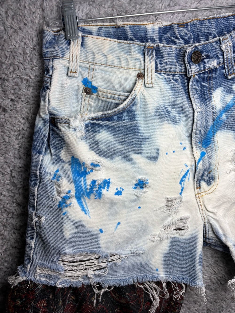 VINTAGE LEVIS Womens 6 Distressed Reworked Raw Holes Party Thrashed Festival Cor - Picture 3 of 8